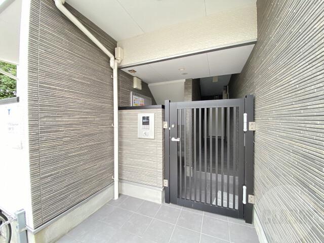 23/30 エントランス