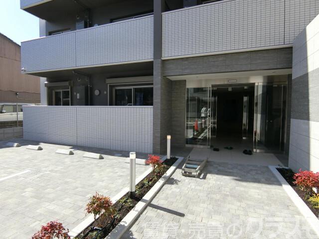 28/30 エントランス