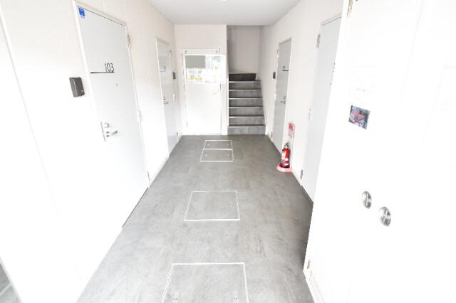 19/30 エントランス