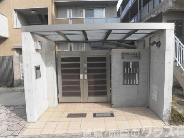 28/30 エントランス