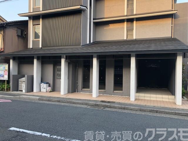 28/30 エントランス