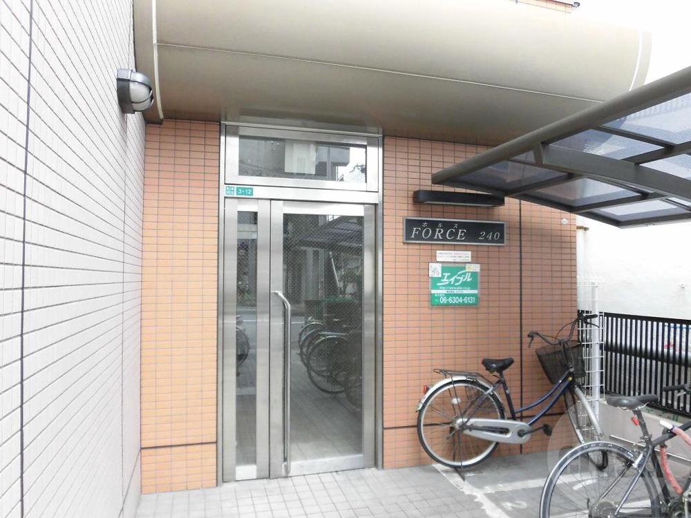 21/30 エントランス