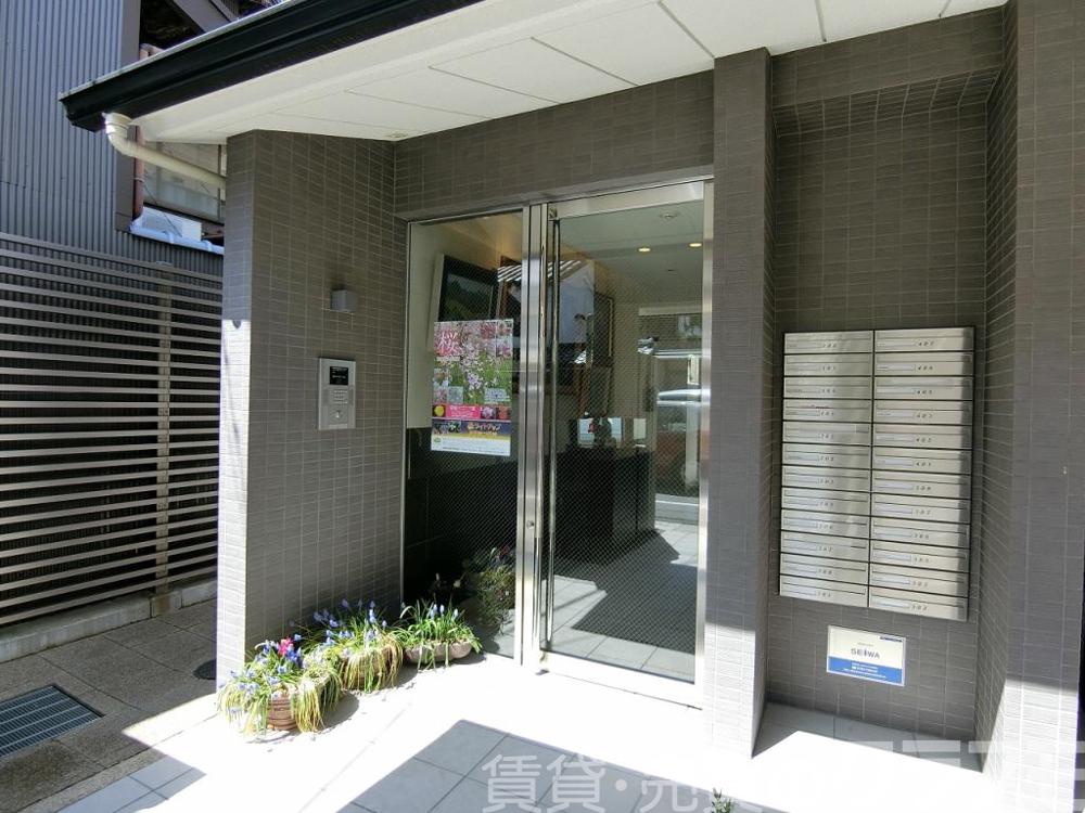 28/30 エントランス