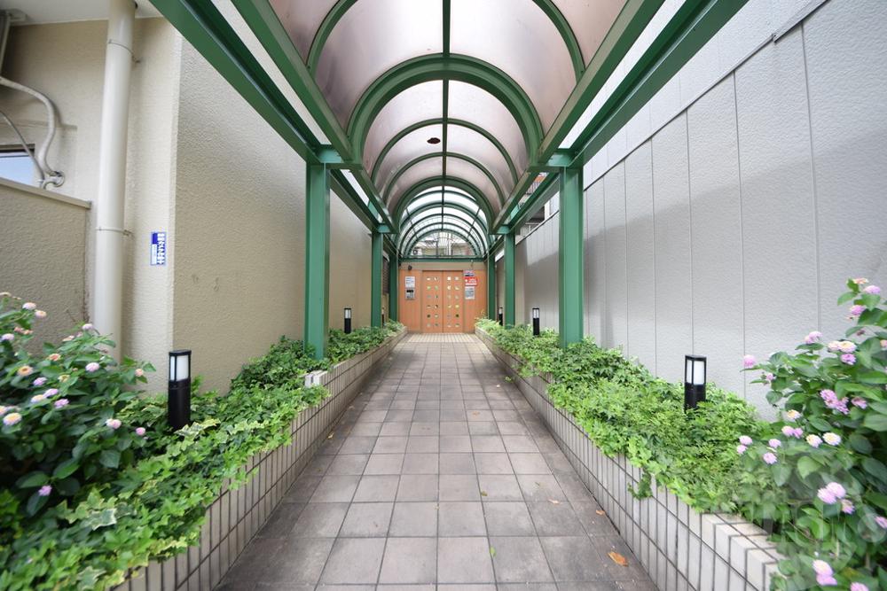 24/30 エントランス