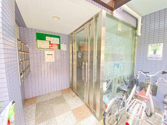 18/27 エントランス