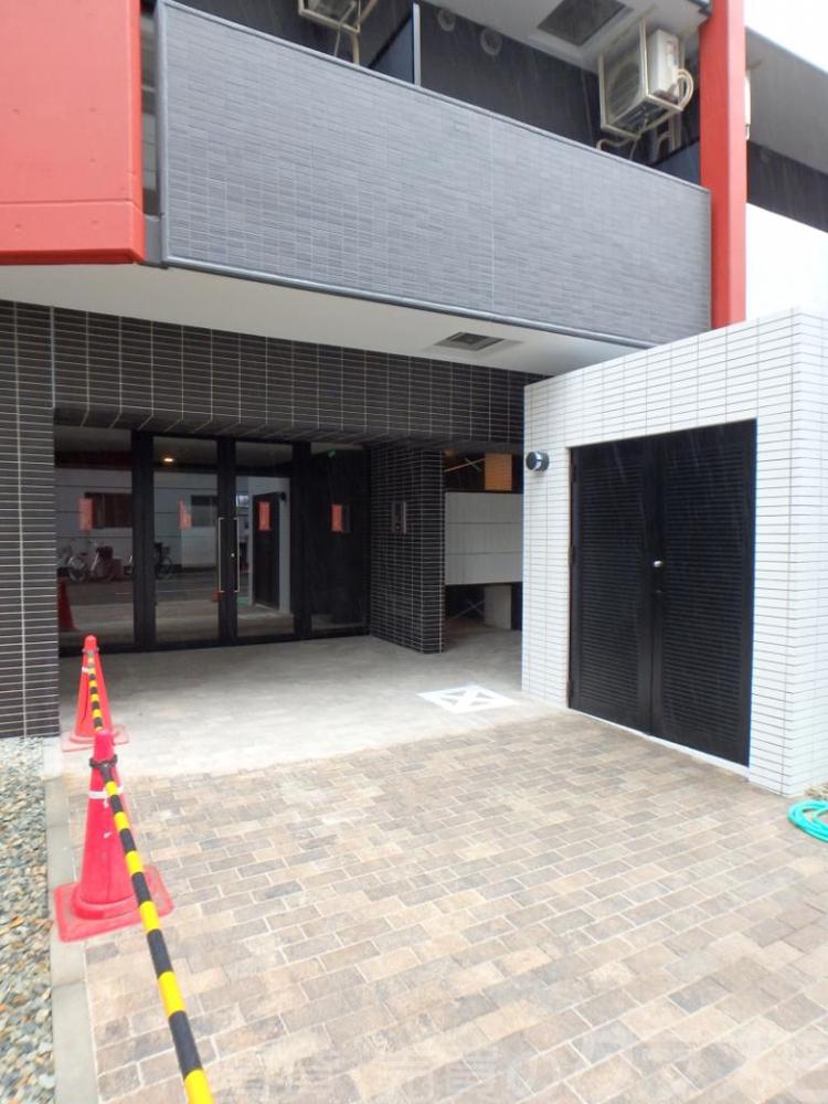 28/30 エントランス