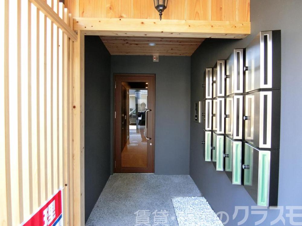 27/30 エントランス