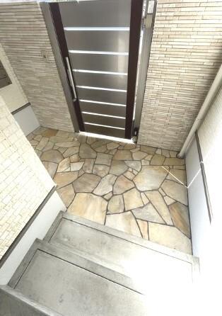 17/23 エントランス