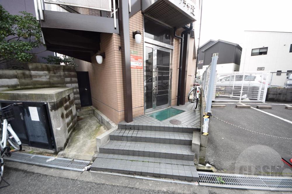 13/22 エントランス