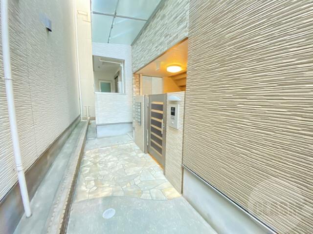 21/30 エントランス