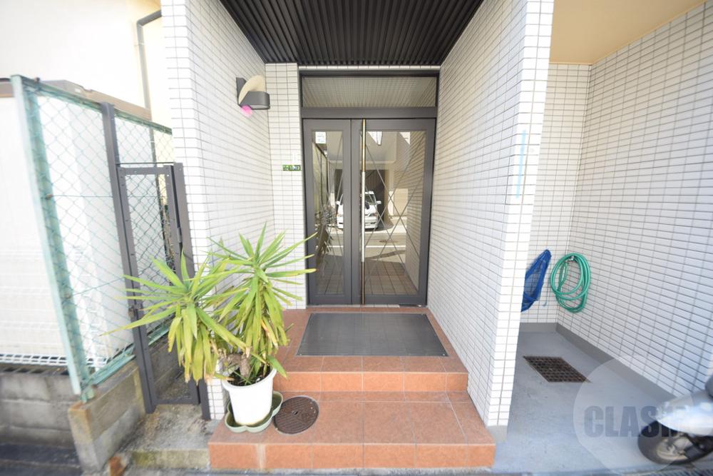 23/30 エントランス