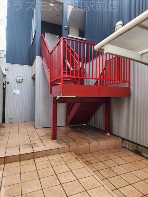 23/27 エントランス