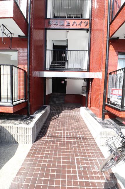 19/27 エントランス