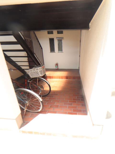 16/23 エントランス