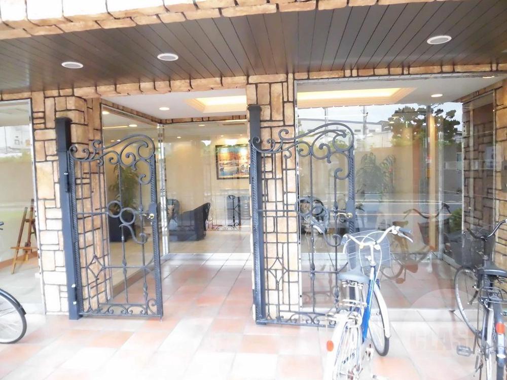 23/30 エントランス