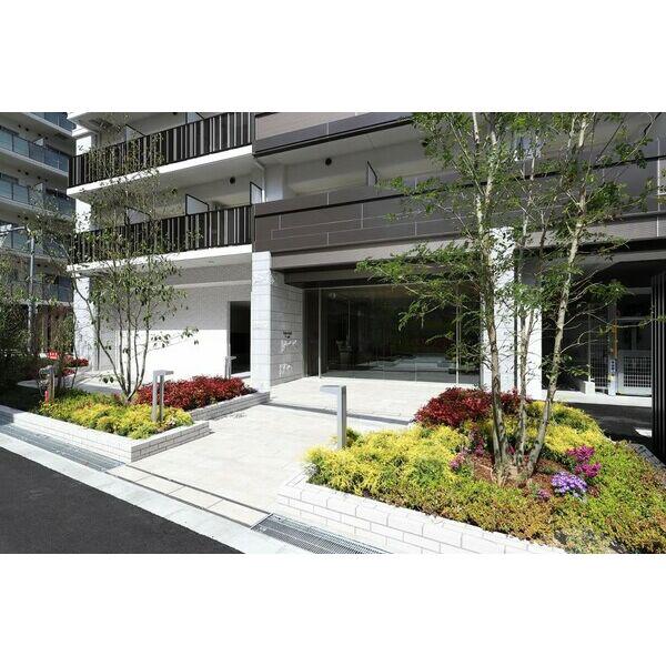 19/30 エントランス