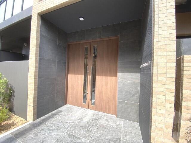 18/26 エントランス