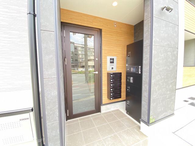 27/30 エントランス