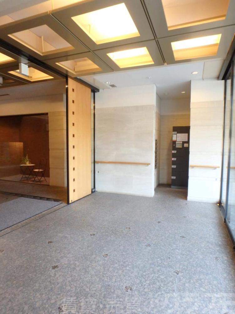 23/30 エントランス