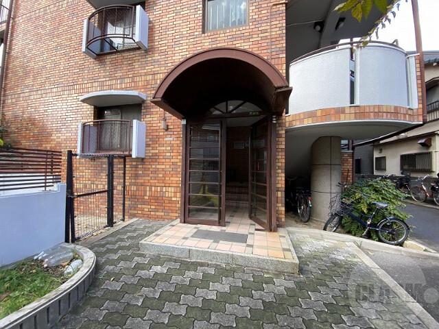 23/30 エントランス