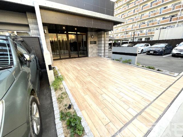 23/27 エントランス