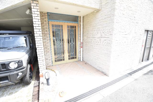 23/30 エントランス