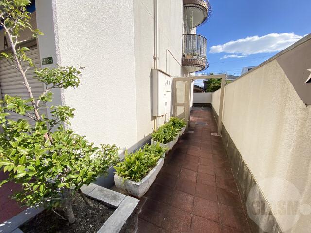 18/27 エントランス