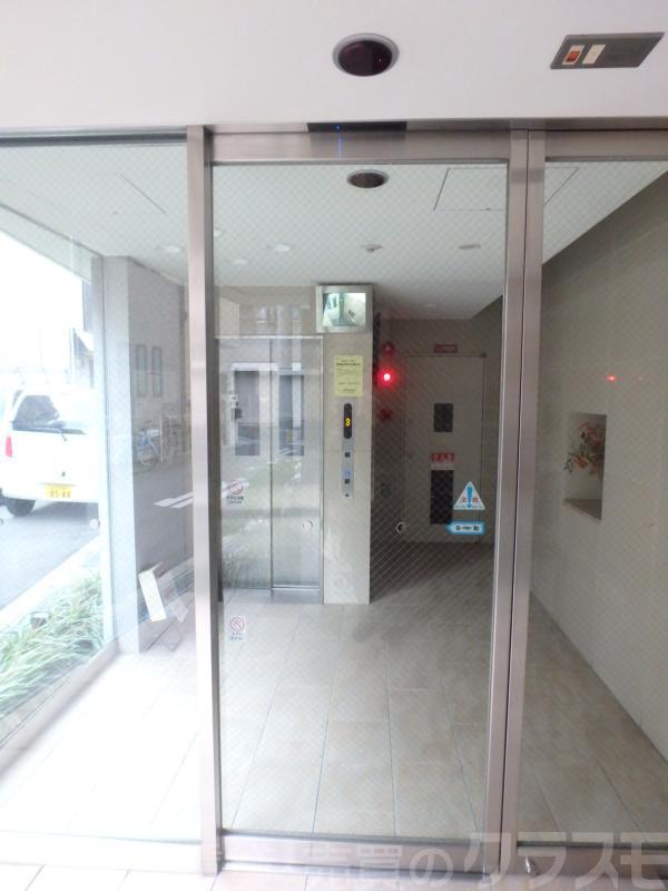 27/30 エントランス