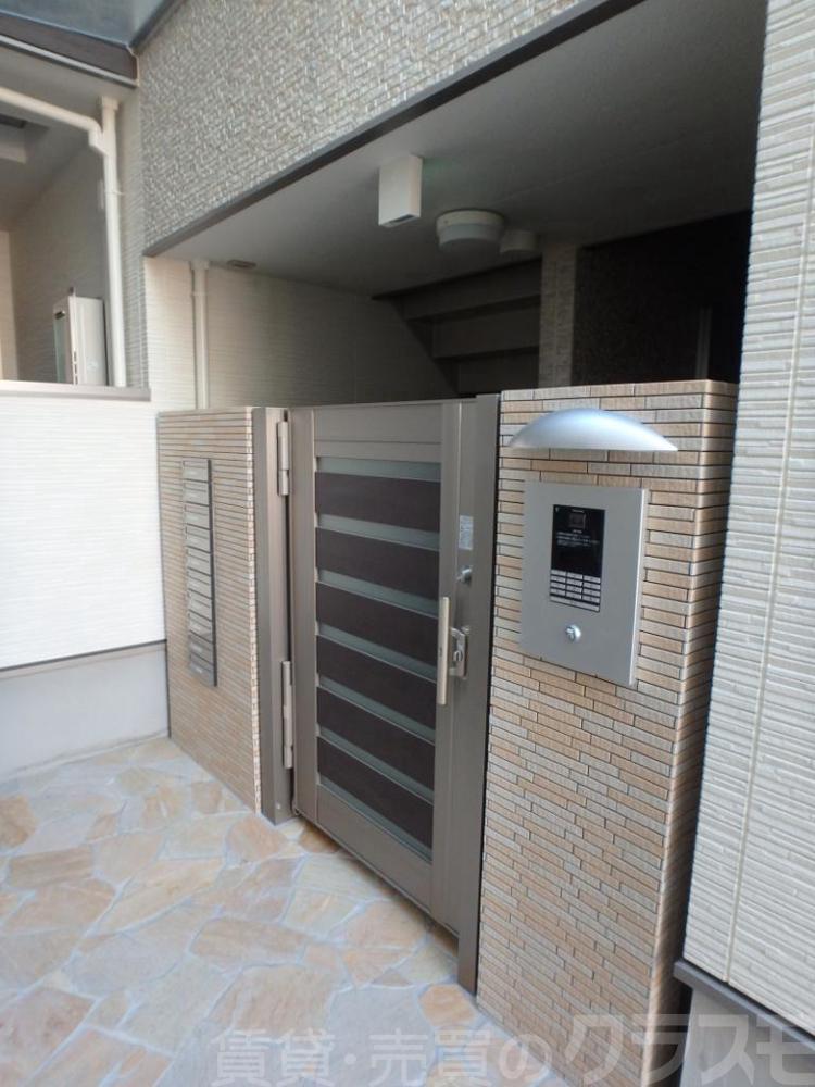 21/30 エントランス