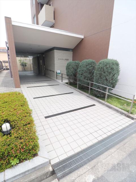 16/23 エントランス