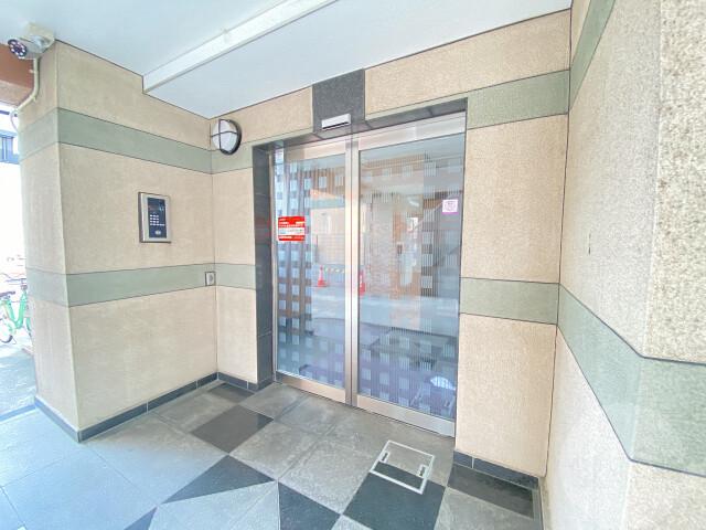 21/30 エントランス