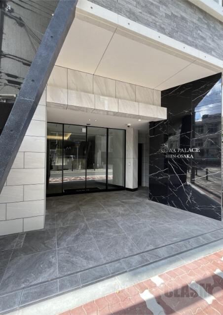 23/28 エントランス