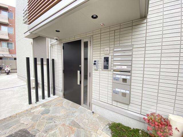 23/30 エントランス