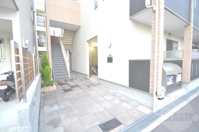 18/27 エントランス