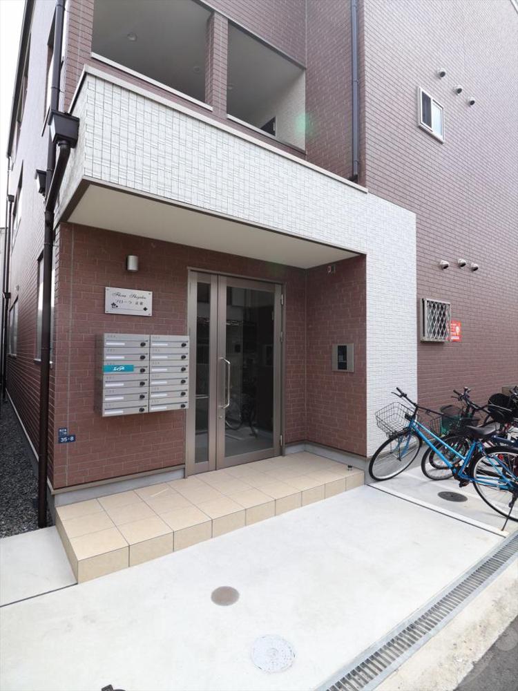 19/27 エントランス