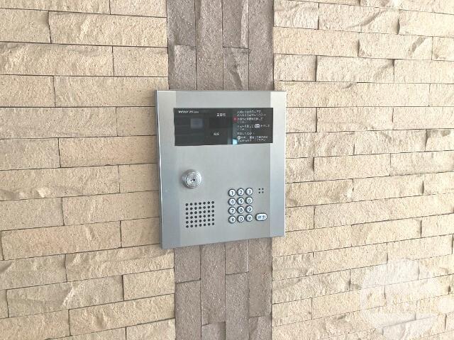 18/23 エントランス