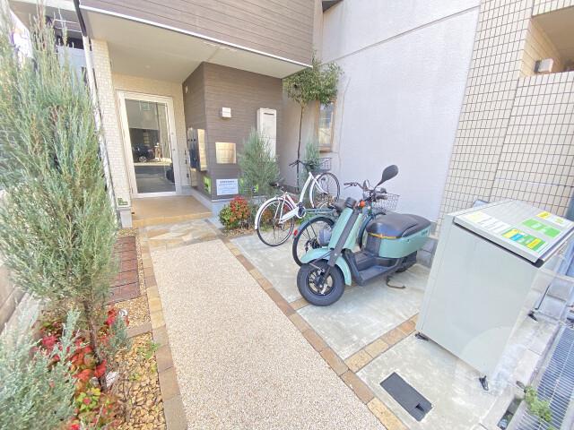 18/23 エントランス