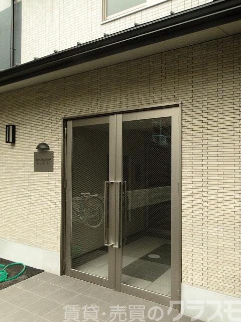 28/30 エントランス