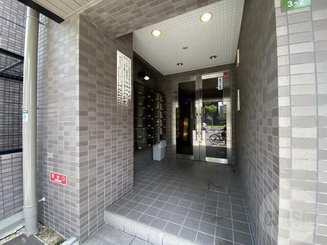 18/27 エントランス