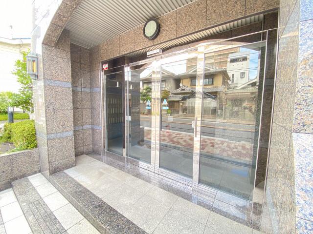 17/30 エントランス