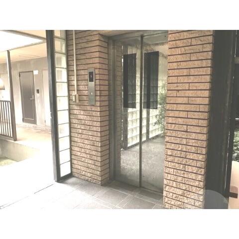 16/23 エントランス