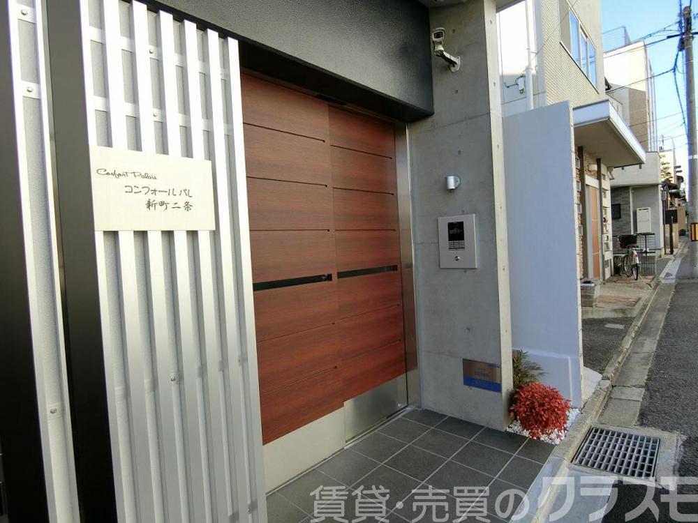 28/30 エントランス