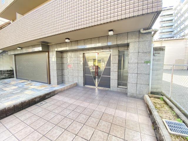 21/30 エントランス