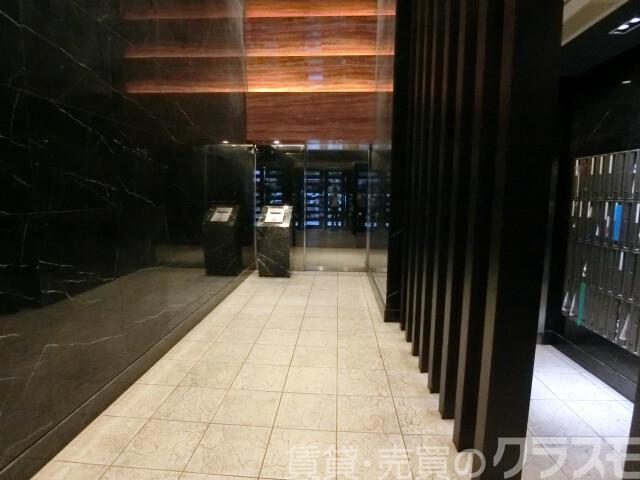 27/30 エントランス