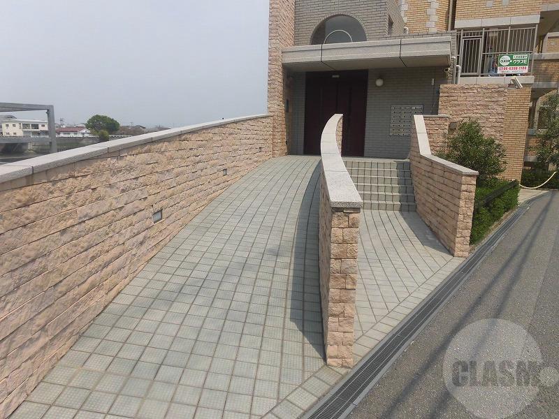 24/30 エントランス