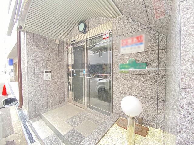 21/30 エントランス