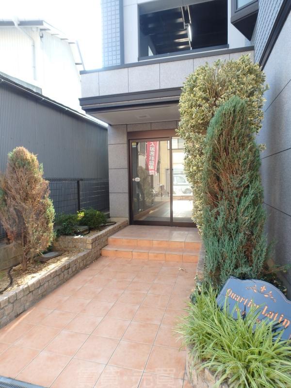 18/28 エントランス