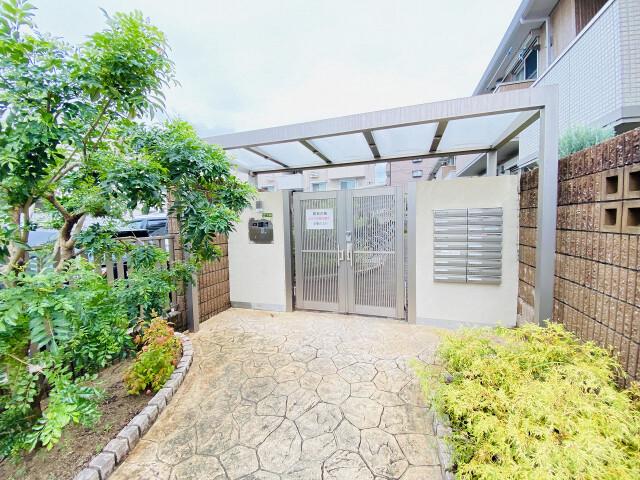 24/30 エントランス