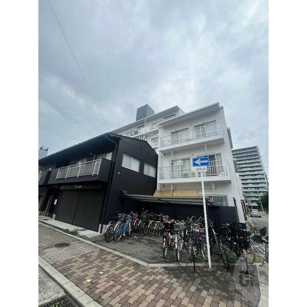 16/23 エントランス