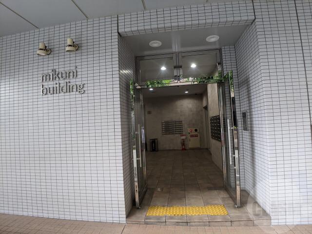 20/30 エントランス